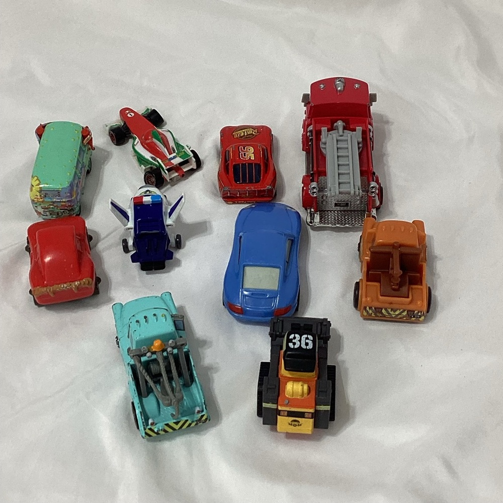 Disney Cars Movie Cars Lot lightning McQueen Mater Fillmore VW Francesco
Lot AA - Picture 6 of 8